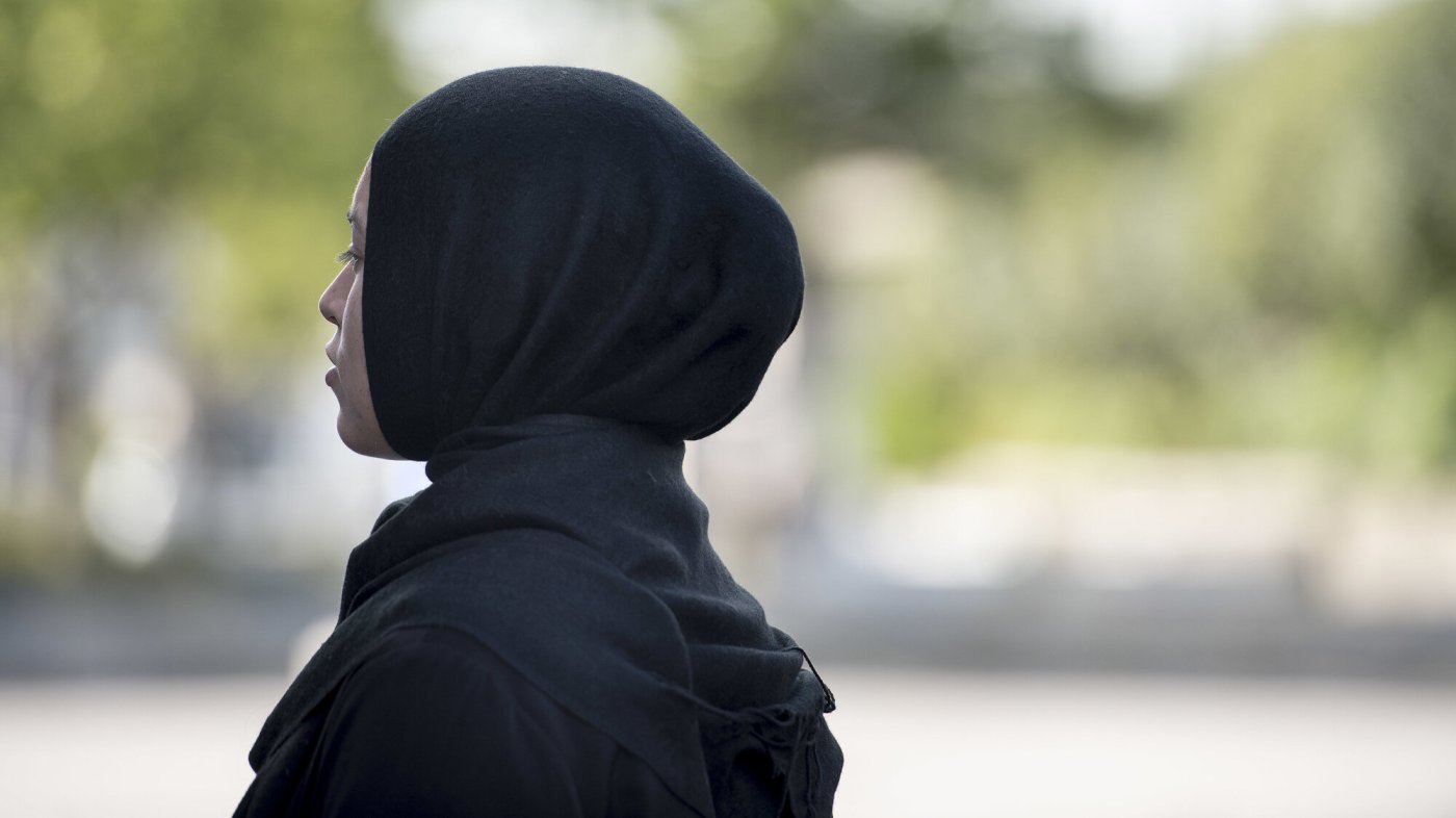 Bildet viser en kvinne med hijab, sett i profil bakfra.