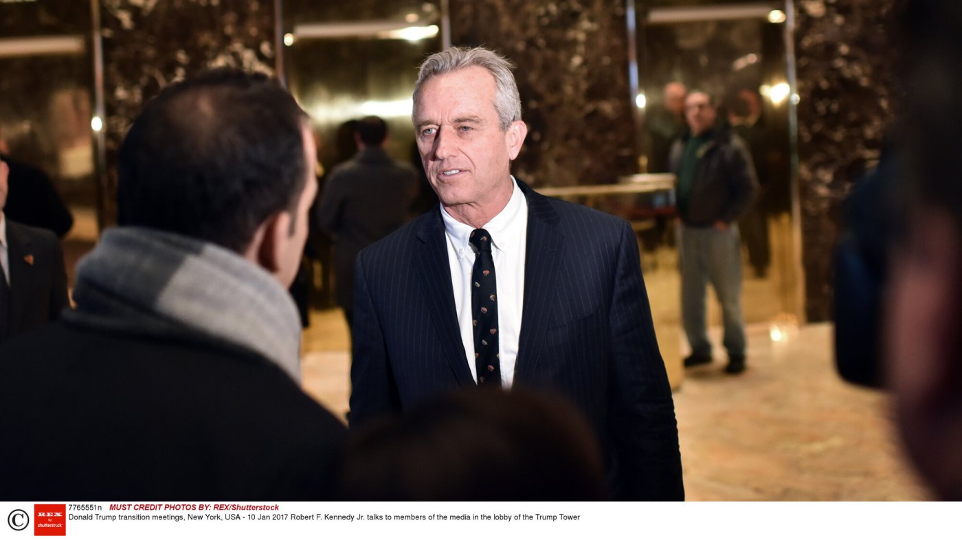 Bildet viser Robert F. Kennedy Jr. som snakker med media.