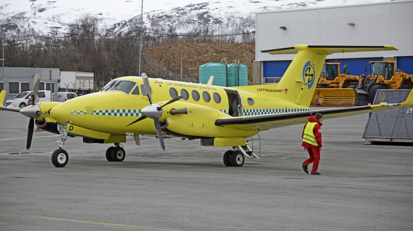 Luftambulansefly fra Lufttransport på Tromsø Lufthavn.