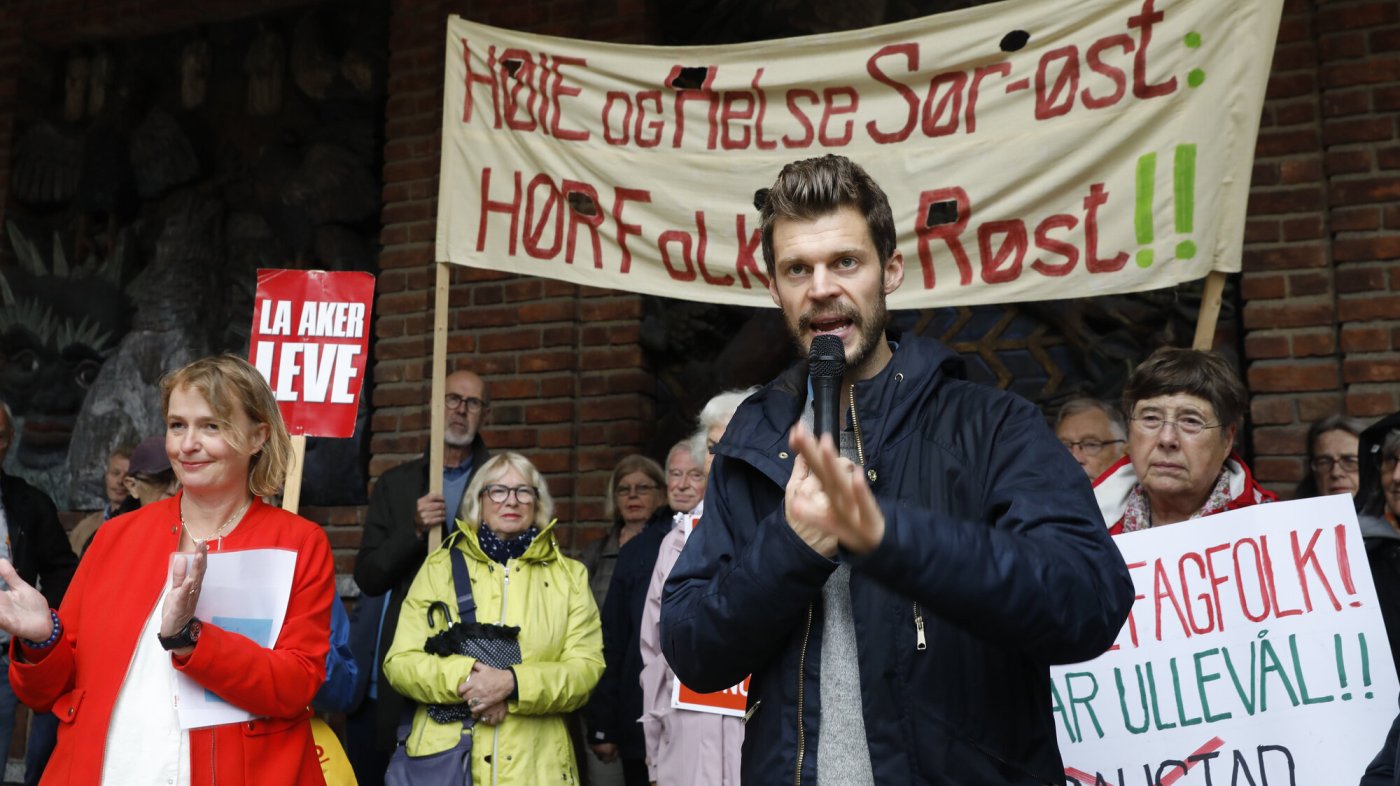 Bildet er fra protesten mot nedleggelsen av Ullevål sykehus. Bjørnar Moxnes holder appell 