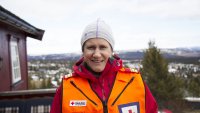 Cecilie Engum Blakkestad ser i kamera og har på seg Røde Kors-uniformen