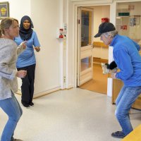 Bildet er fra tv-serien Helene sjekker inn og viser Helen Sandvig som danser med beboere på Villa Enerhaugen