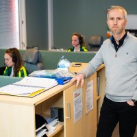 Bildet viser Bent Håkan Lindberg, med legevaktsykepleiere i bakgrunnen.