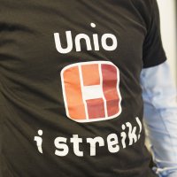 Bildet viser utsnittet av en t-shorte der det står "Unio i streik".