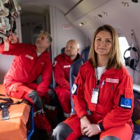 Ambulansetjenesten. Bak fra v: anestesilege Andreas E. Hansen, paramedikc Andreas Gustavsen og anestesisykepleier Hege Anita Aastrøm.