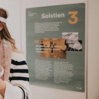 Bildet viser en student som har på seg VR-briller